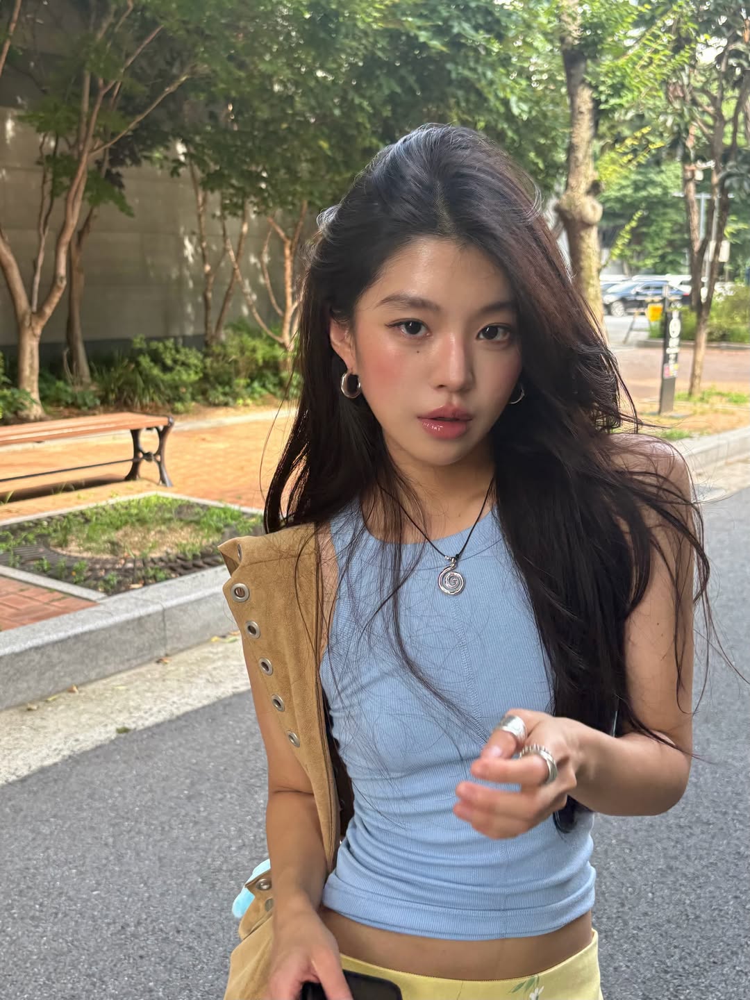 浅蓝针织背心配棕色马甲 a.ssom 夏日街头