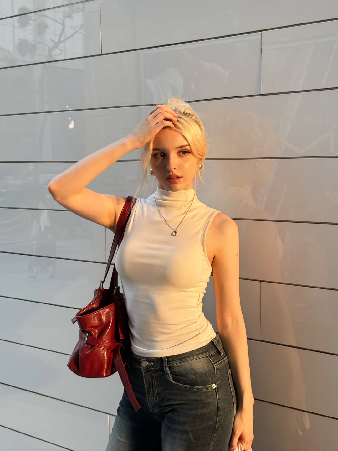 白色高领背心配深蓝牛仔裤 elina_4_22 简约街头
