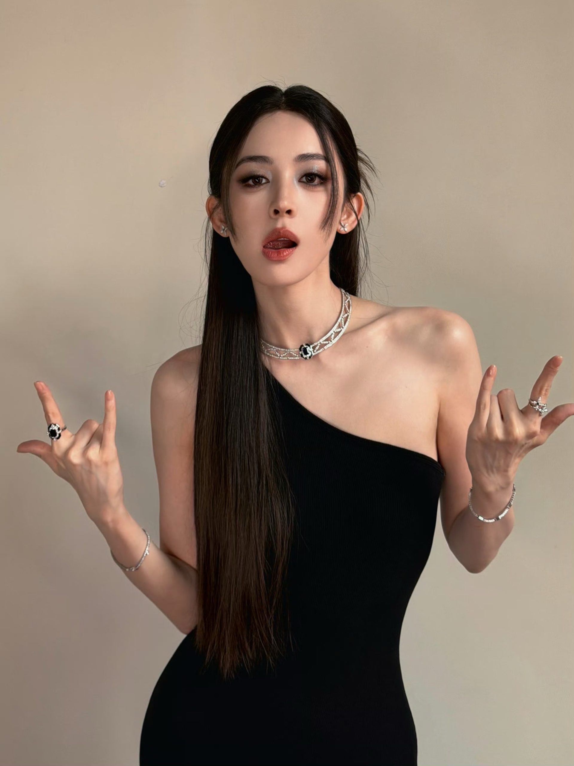 黑色单肩针织短裙 nazhathailandfanclub 夜店造型