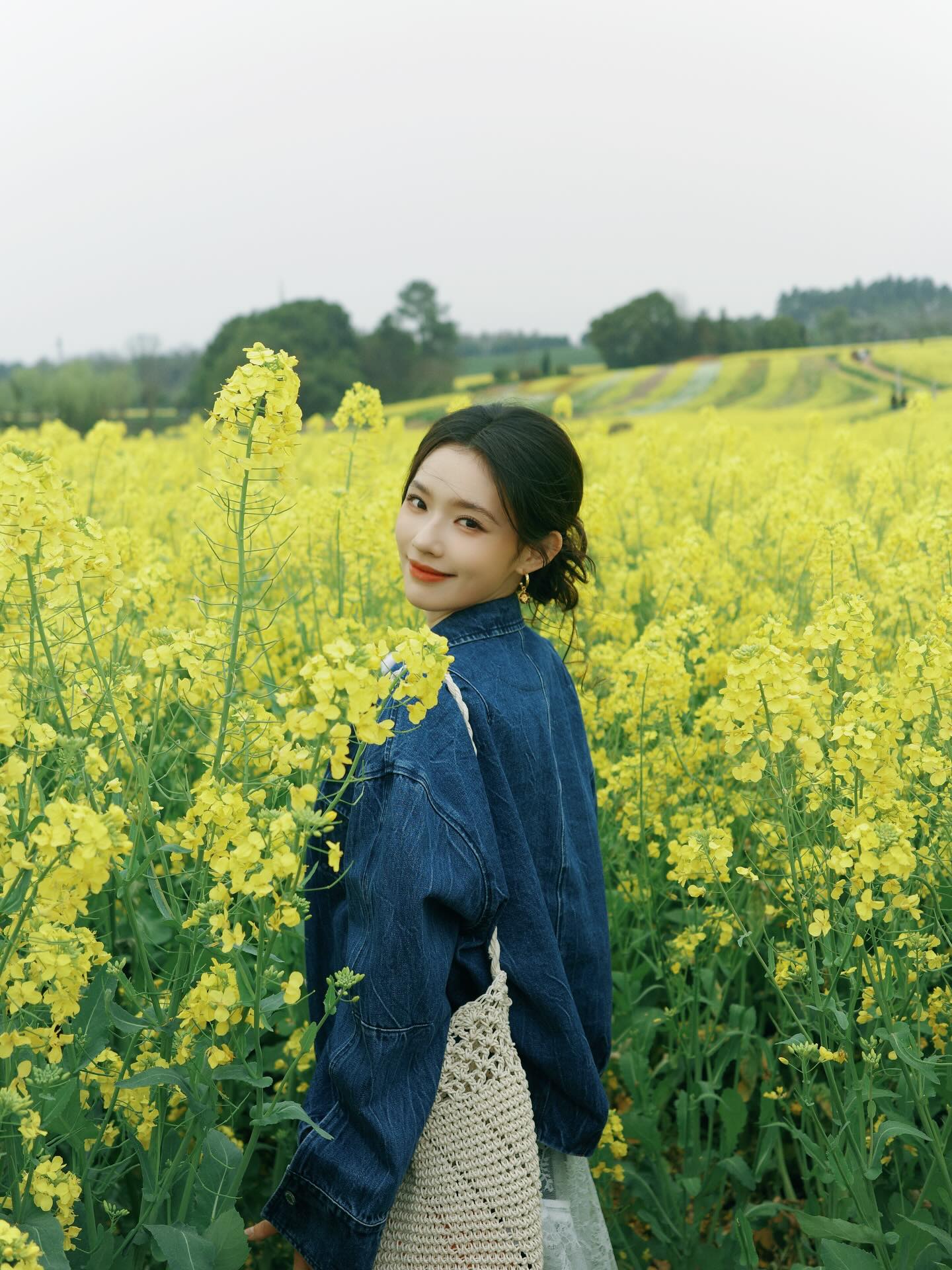 蓝色牛仔外套配草编包 jellylinyun 花田街拍