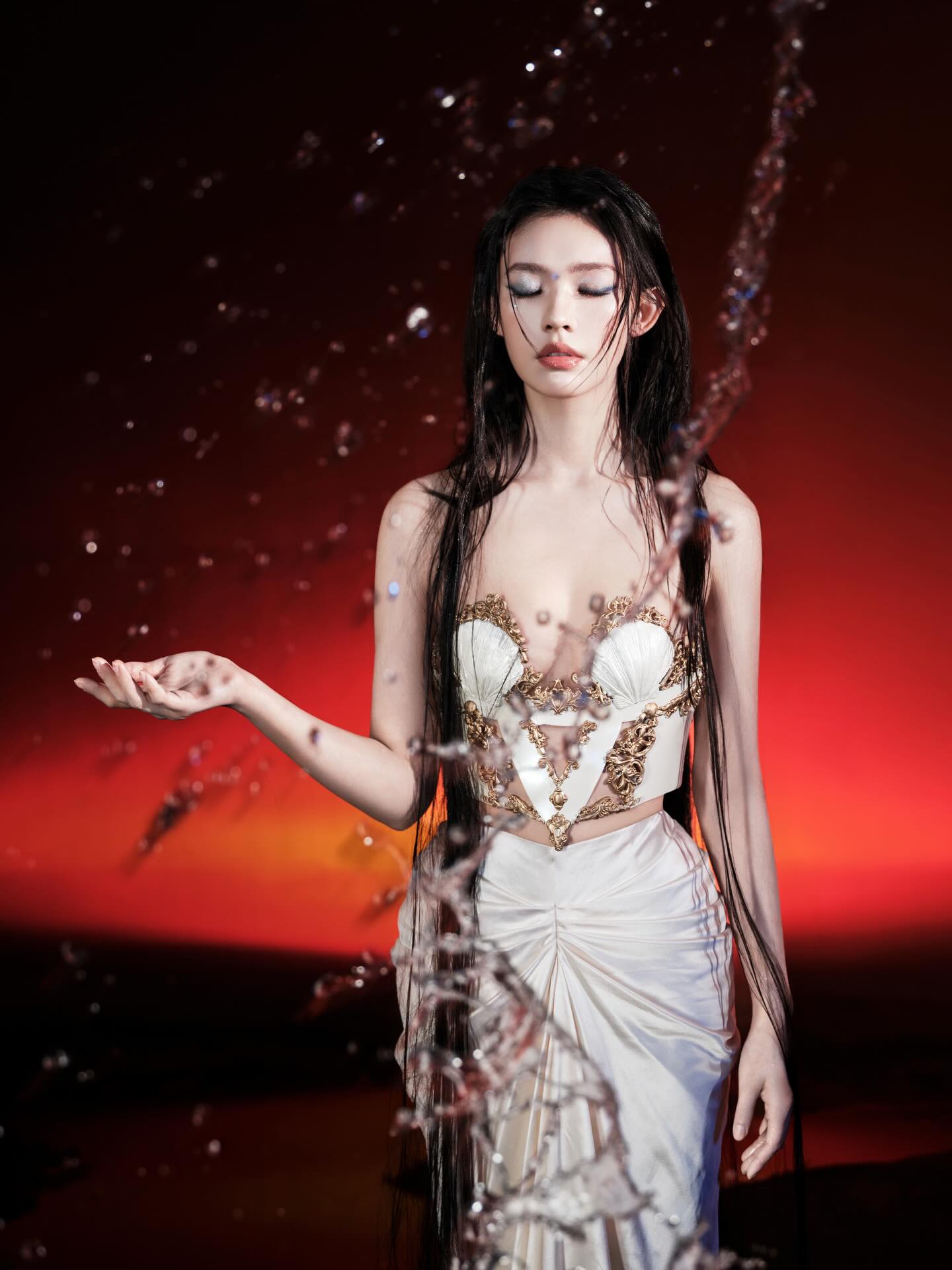 白色贝壳胸衣配缎面裙 jellylinyun 水感大片