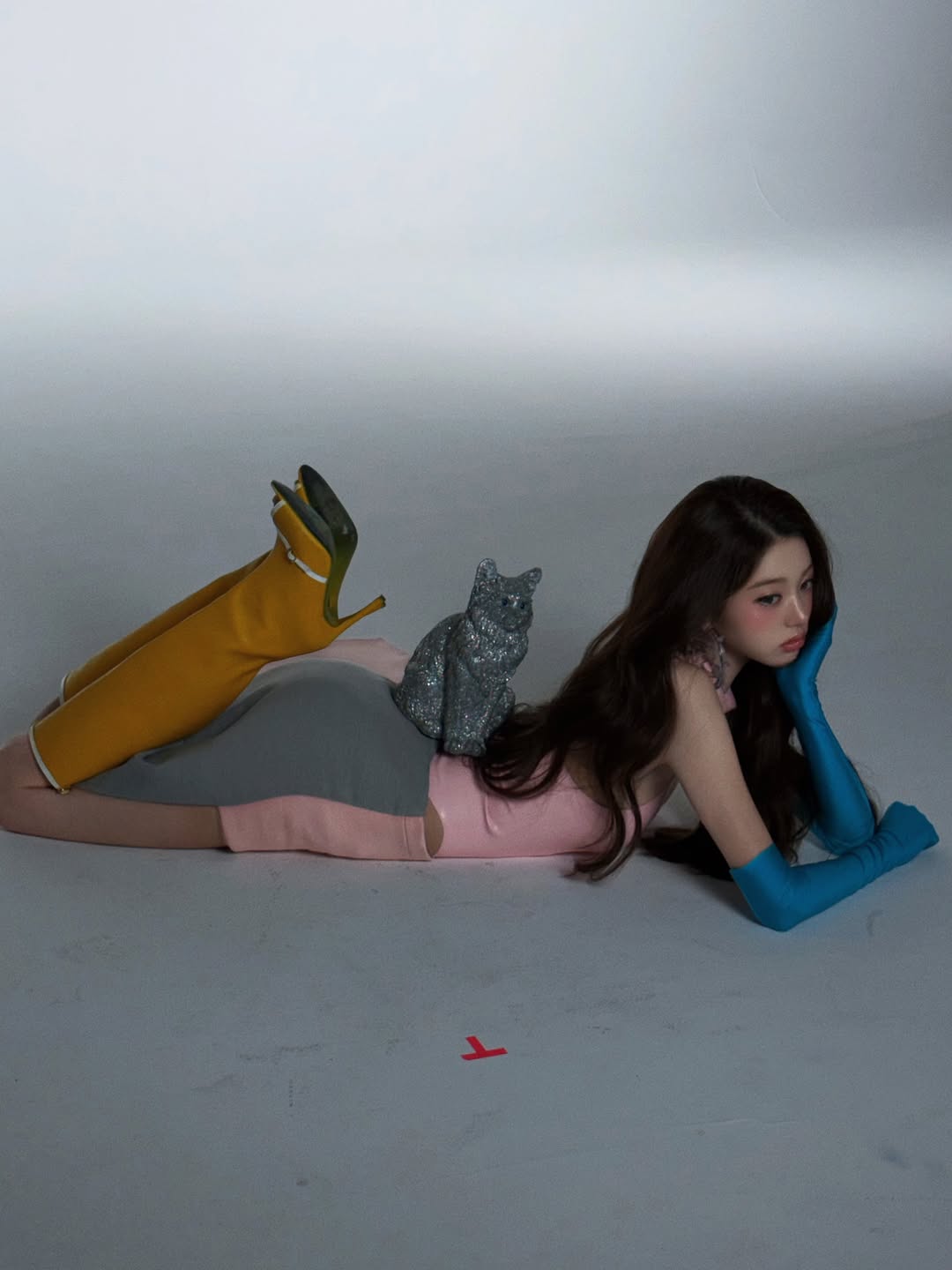 ive_wonyoungs 灰粉乳胶连体衣配姜黄长靴，侧卧影棚