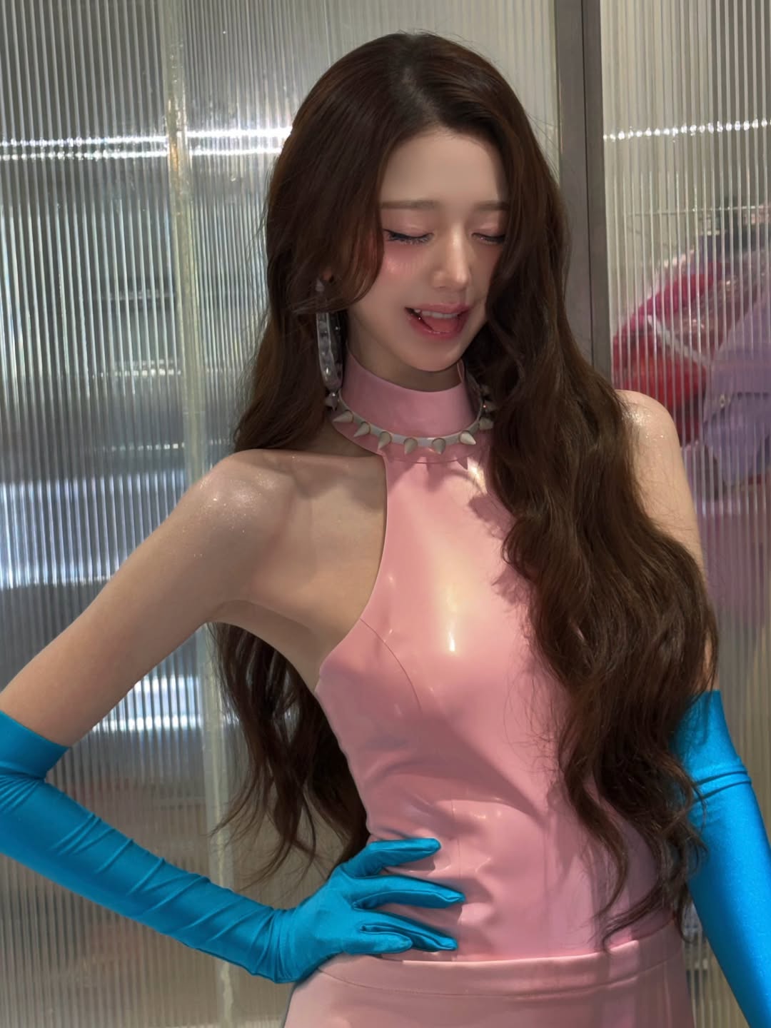 ive_wonyoungs 粉色乳胶连衣裙配宝蓝手套，波纹玻璃前