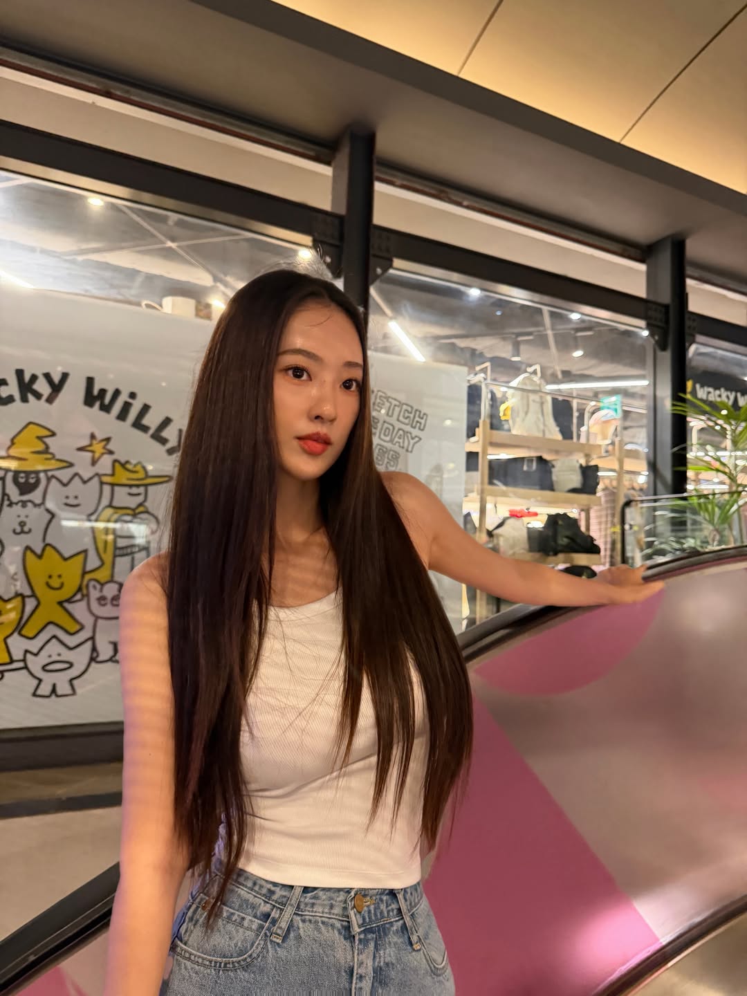jjihyeone 白罗纹背心配浅蓝牛仔，商场扶梯随拍