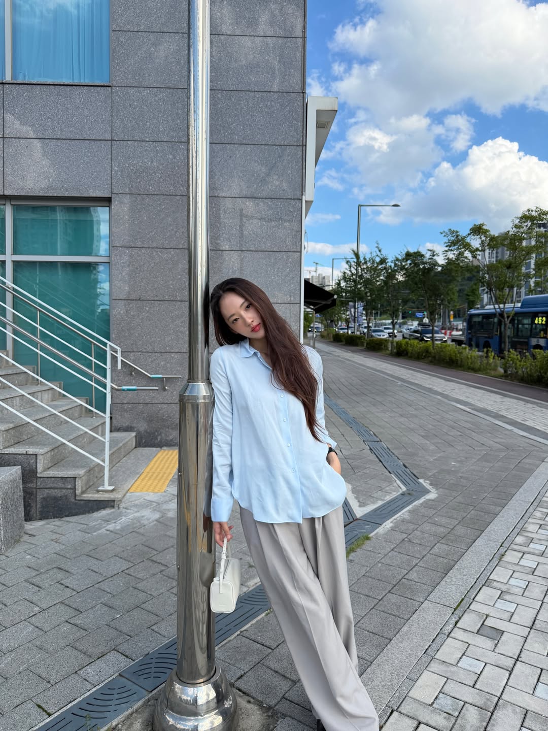jjihyeone 浅蓝衬衫配灰阔腿裤，街角灯柱旁