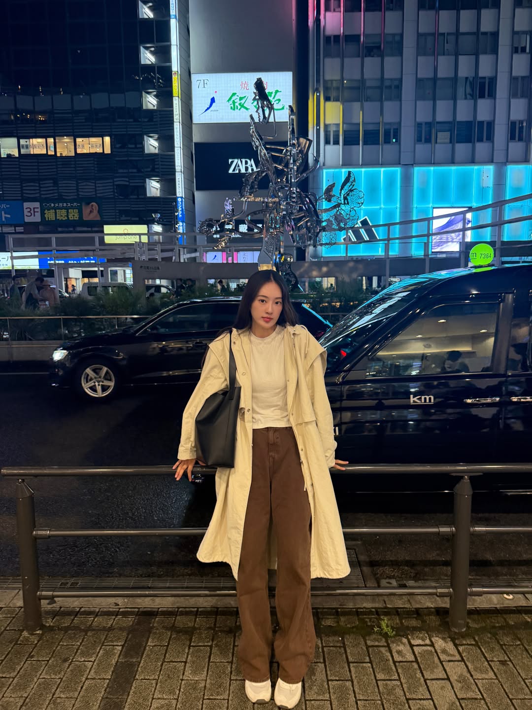 jjihyeone 米杏长风衣配灯芯绒阔腿裤，霓虹夜街