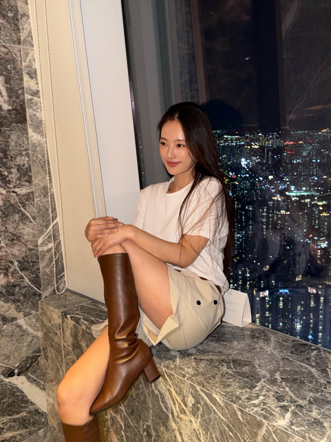 jjihyeone 白T配工装短裤搭皮质长靴，夜景窗台