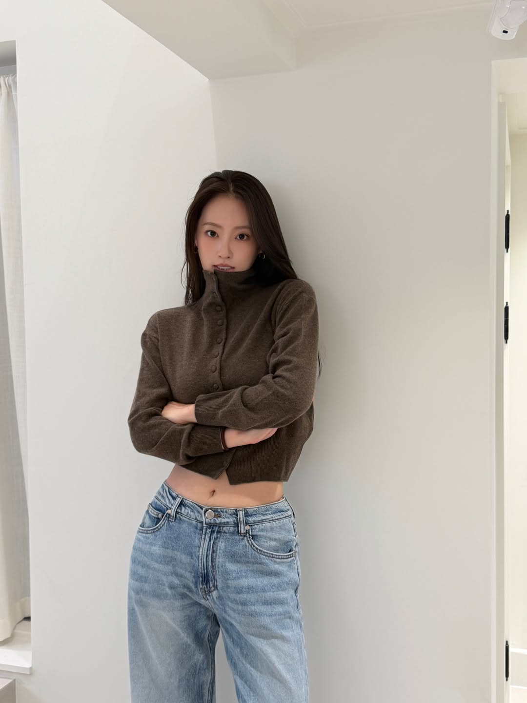 jjihyeone 橄榄棕短款针织开衫配低腰阔腿牛仔