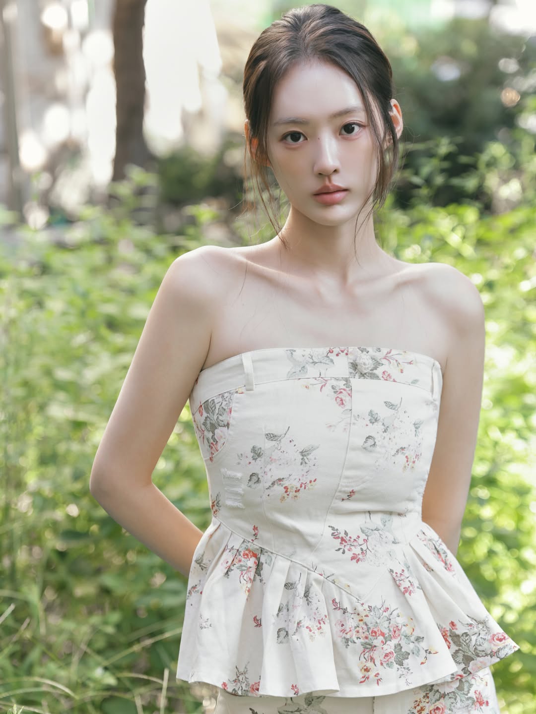 jjihyeone 白色碎花抹胸上衣，绿植虚化背景