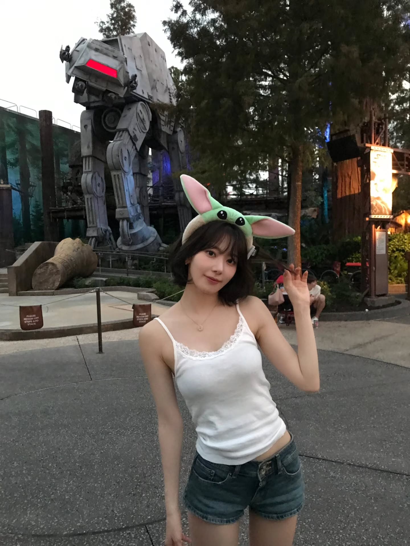 39saku_chan 白色蕾丝吊带配水洗牛仔短裤，星战园区造型