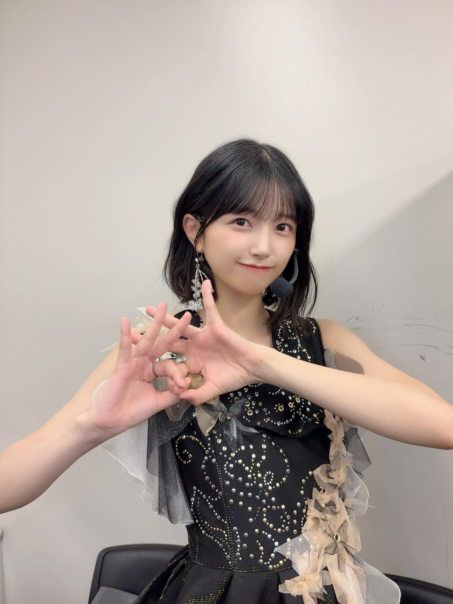 mao.ioki.official 黑色缀珠亮片无袖舞台裙，后台柔光