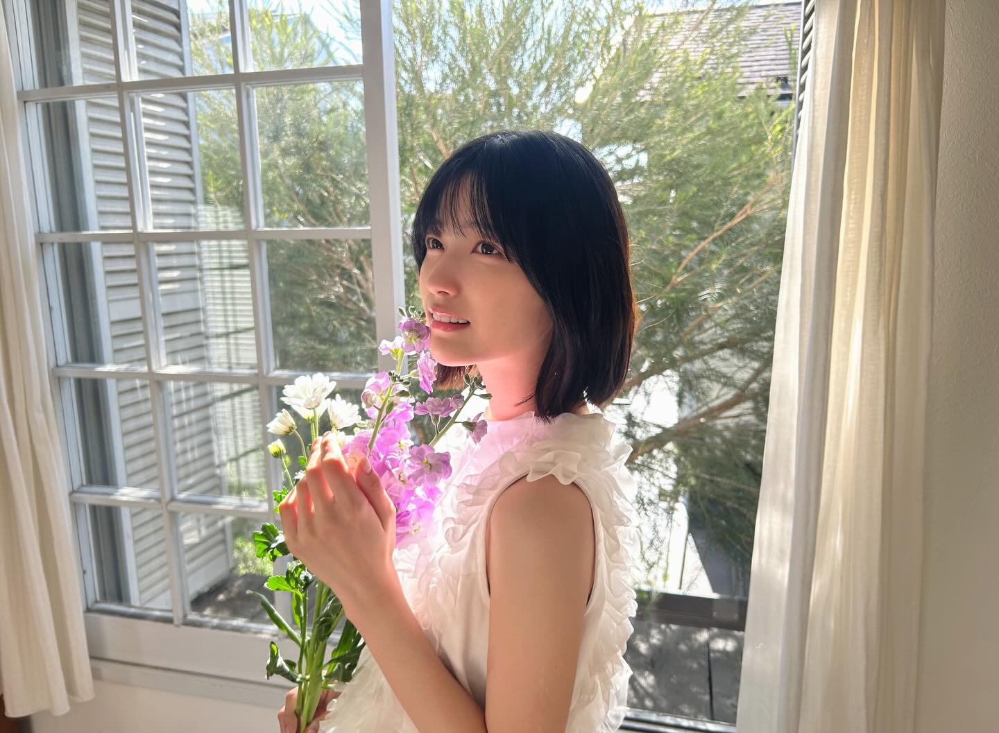 mao.ioki.official 白色荷叶边领无袖上衣，窗边捧花
