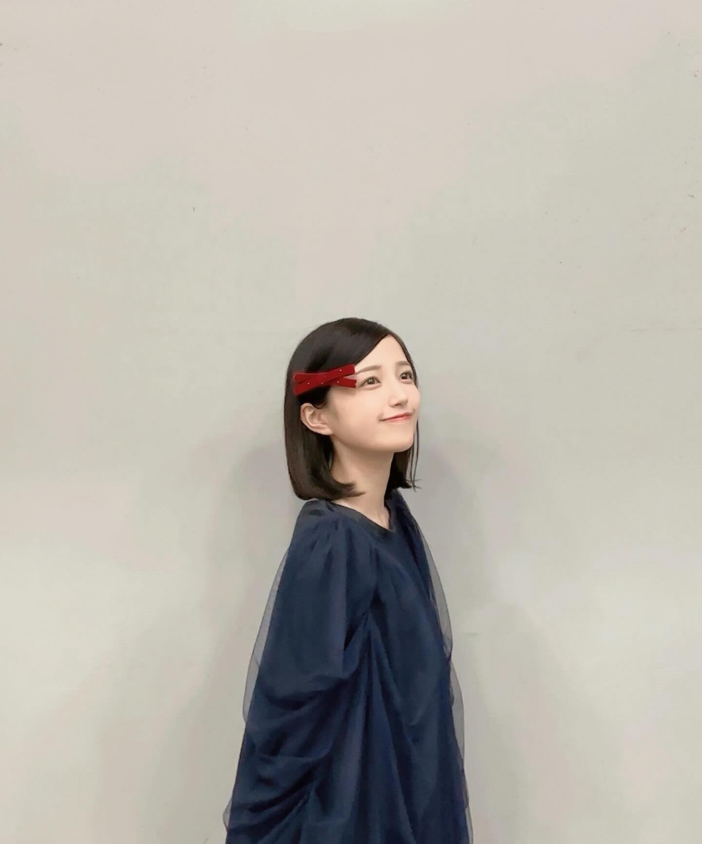 mao.ioki.official 深蓝薄纱透视罩衫叠连身裙，红丝绒发夹
