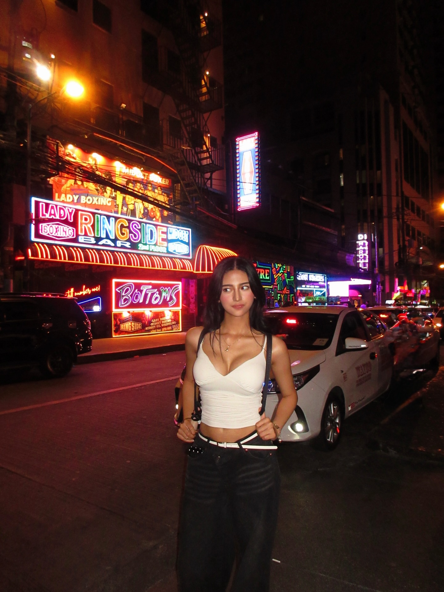 micaellamnn 白色短背心配深灰阔腿牛仔，曼谷夜市霓虹