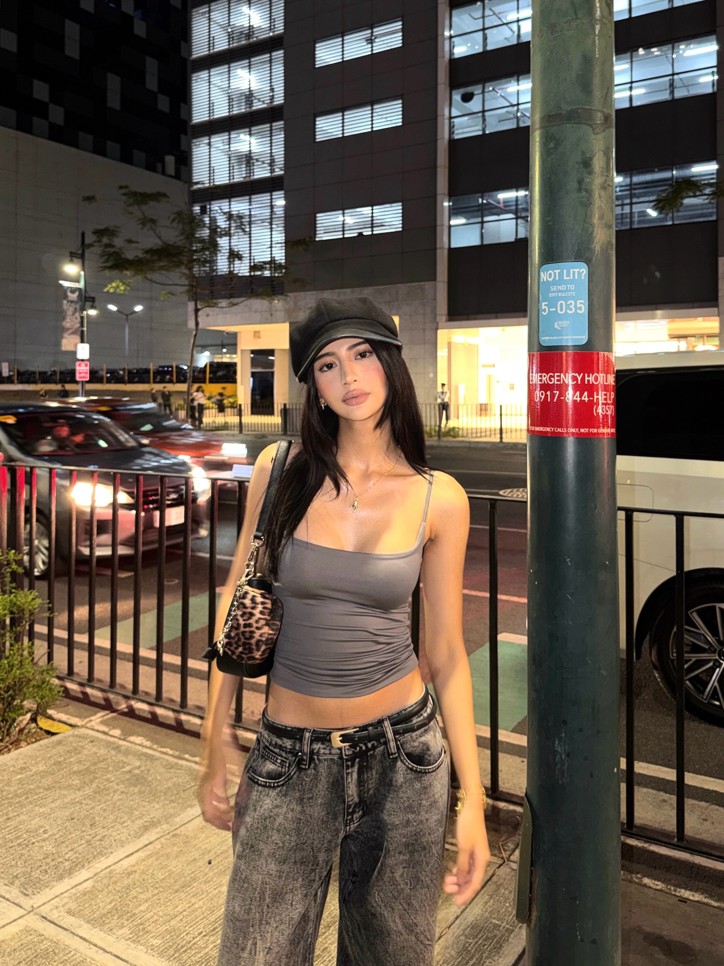 micaellamnn 灰色褶皱吊带配酸洗阔腿牛仔，纽约夜街