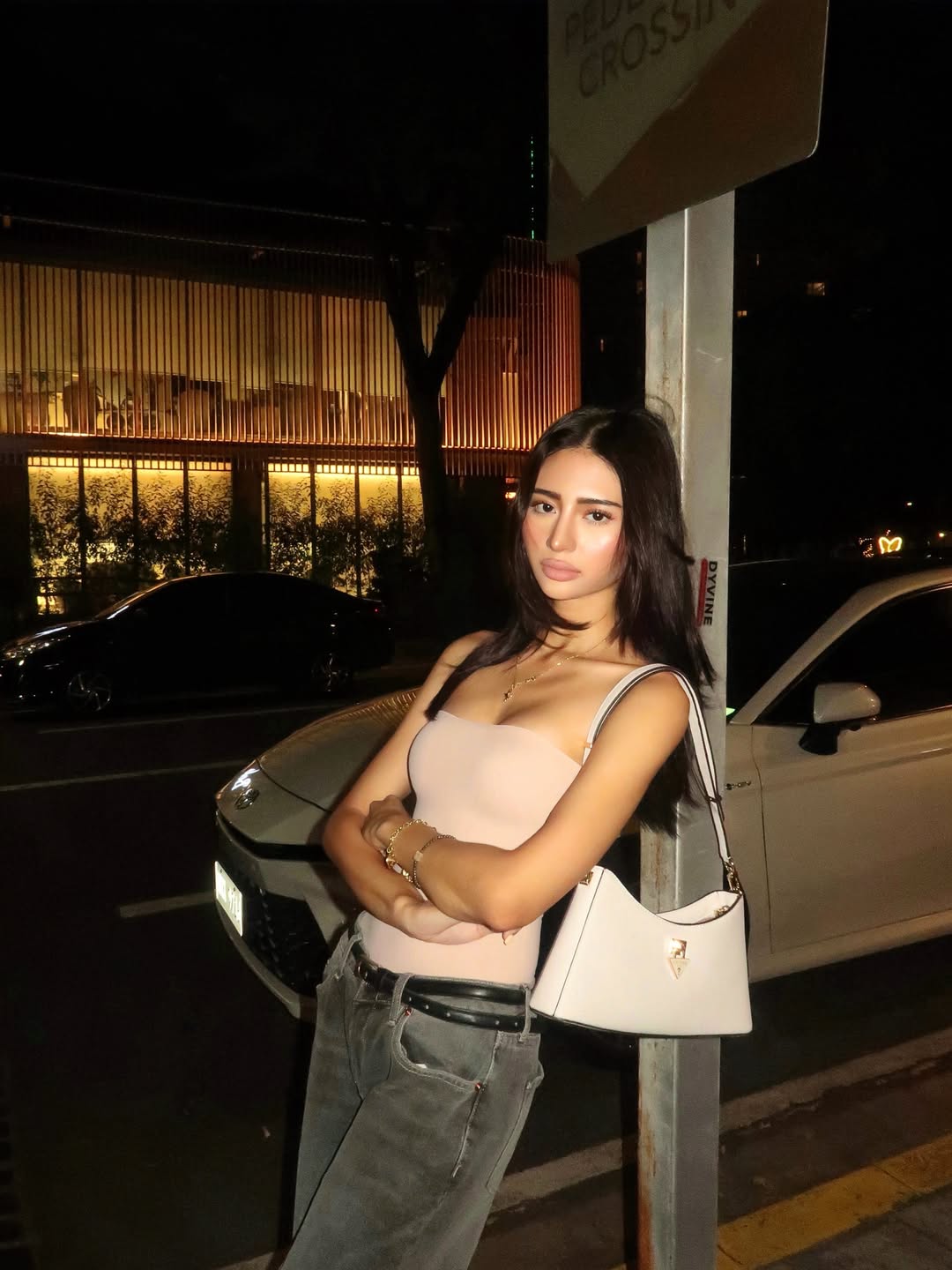 micaellamnn 裸粉色抹胸短上衣配做旧牛仔，夜路口白车旁