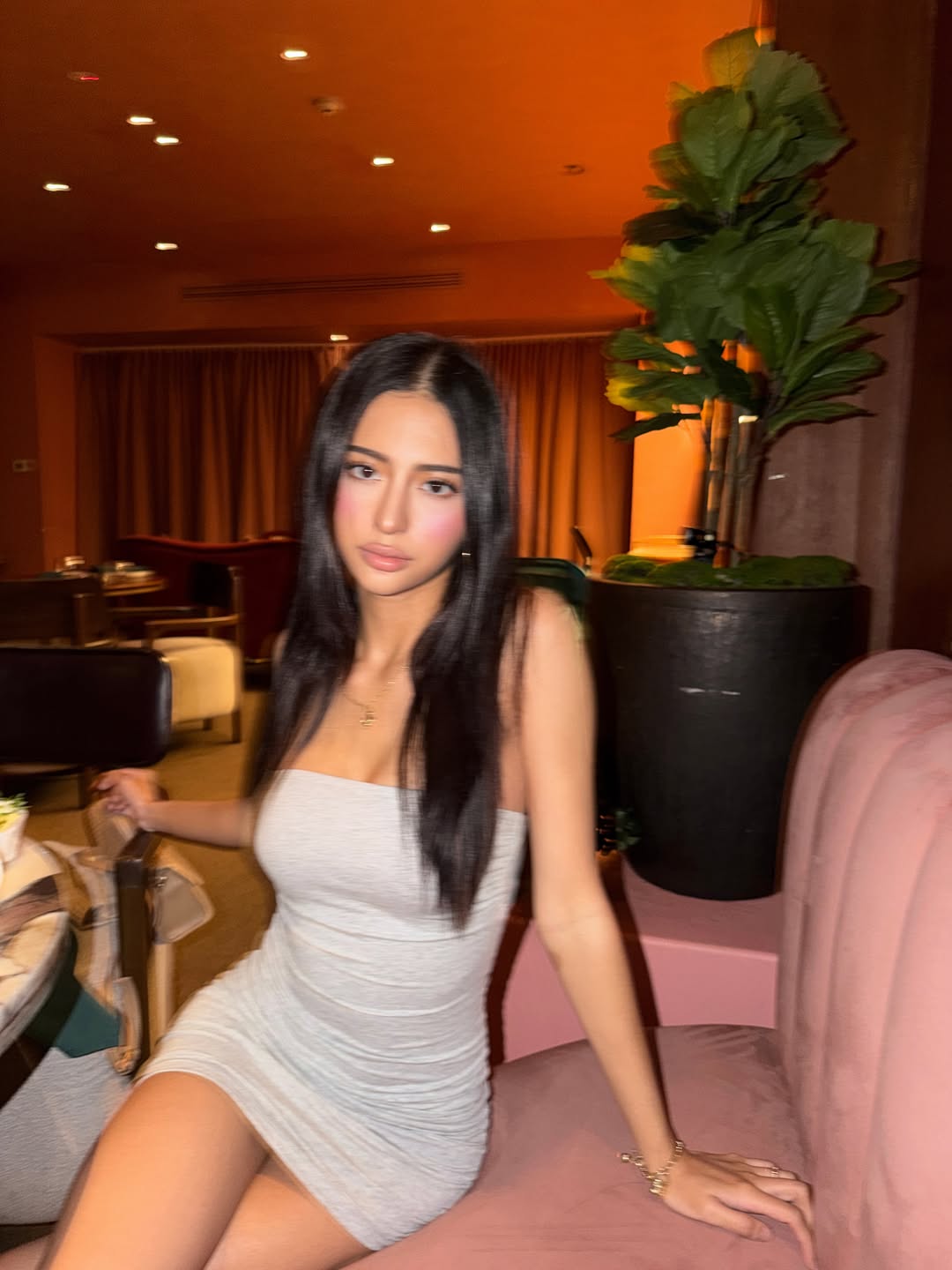 micaellamnn 浅灰罗纹抹胸连身短裙，暖橙沙发区