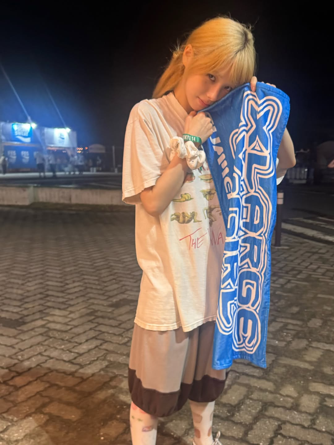 ran_okirenai 做旧白印花T配拼接短裤，夜景路边