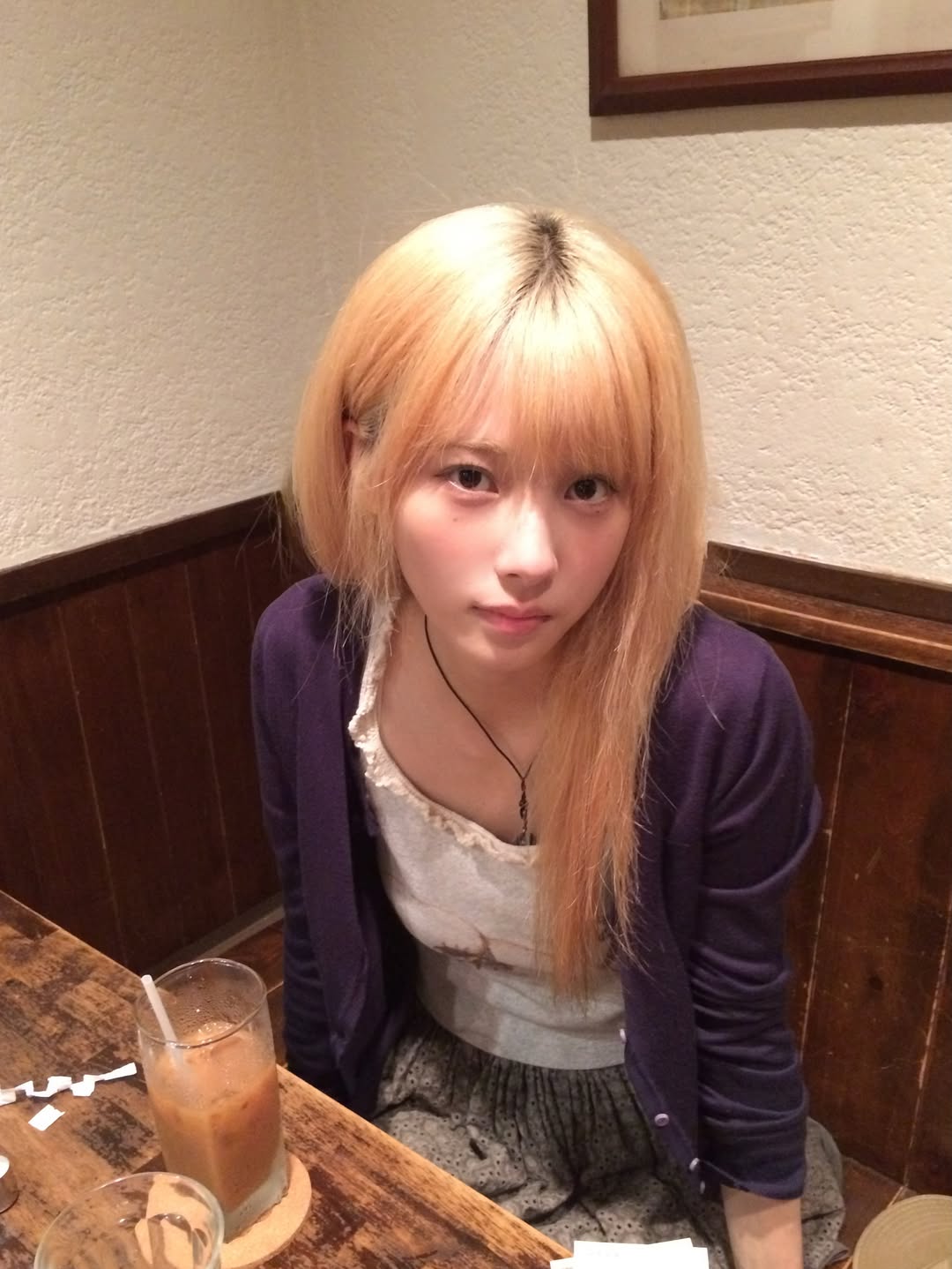 ran_okirenai 深紫薄针织开衫配碎花百褶裙，咖啡馆卡座