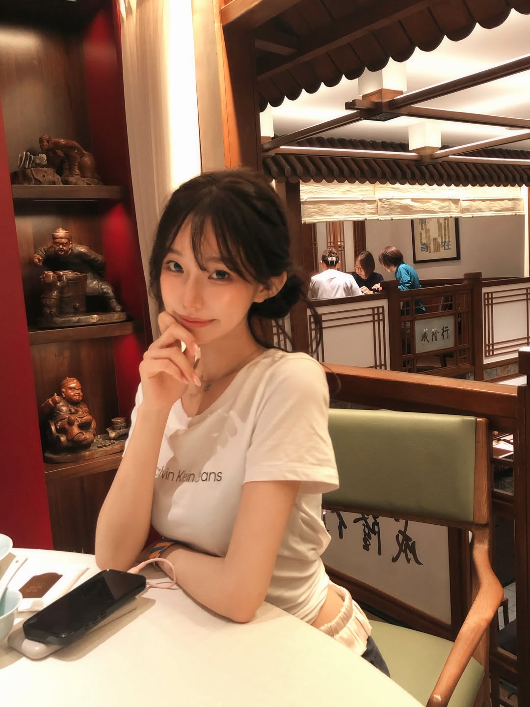 rloxrna 白色CK紧身短T配低马尾，餐厅卡座