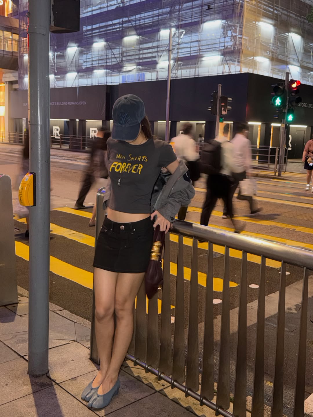 Lisa 黑色字母短T配黑色迷你裙夜景街头造型