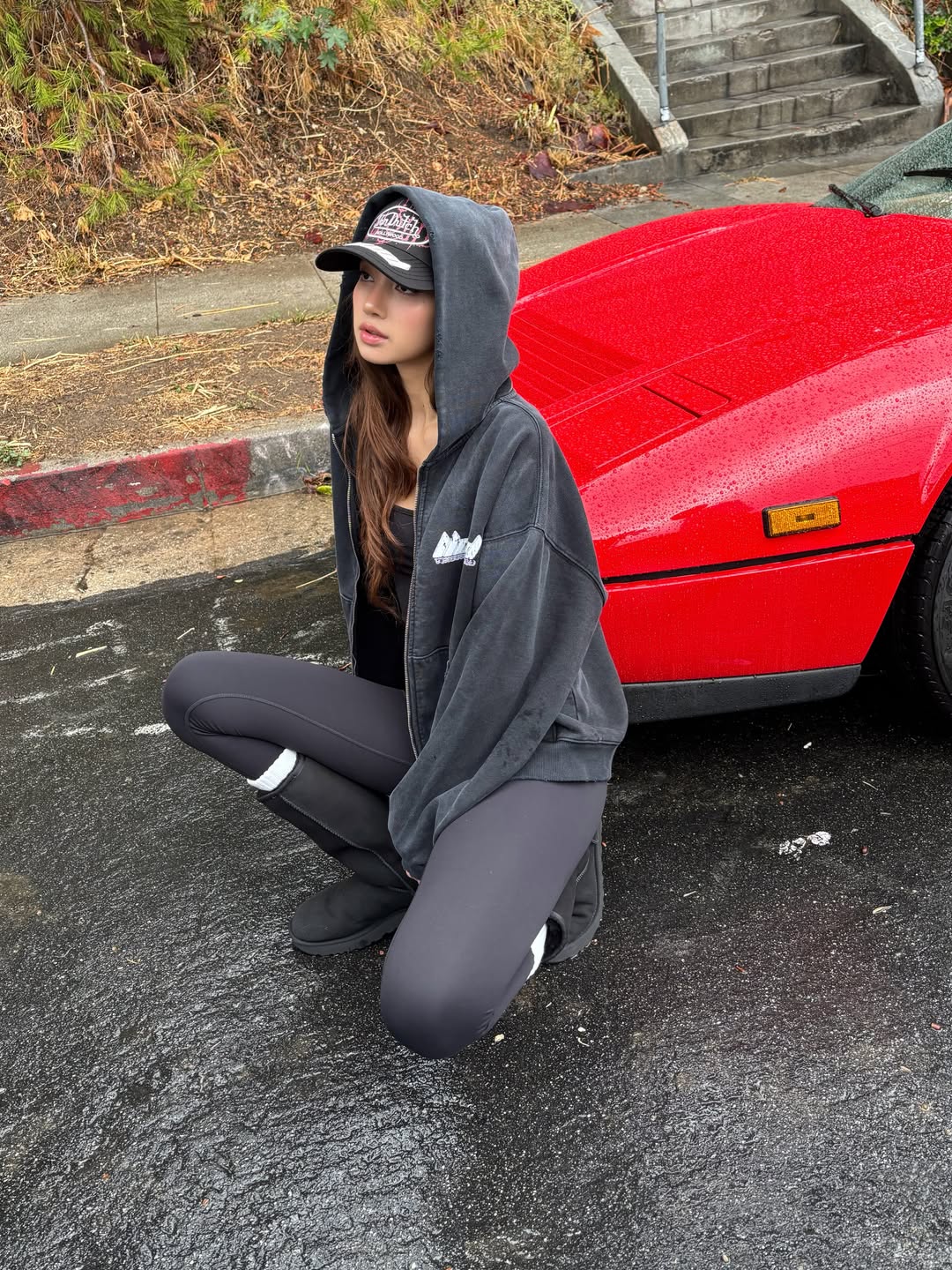 LISA 深灰连帽卫衣配紧身裤红色跑车旁街拍