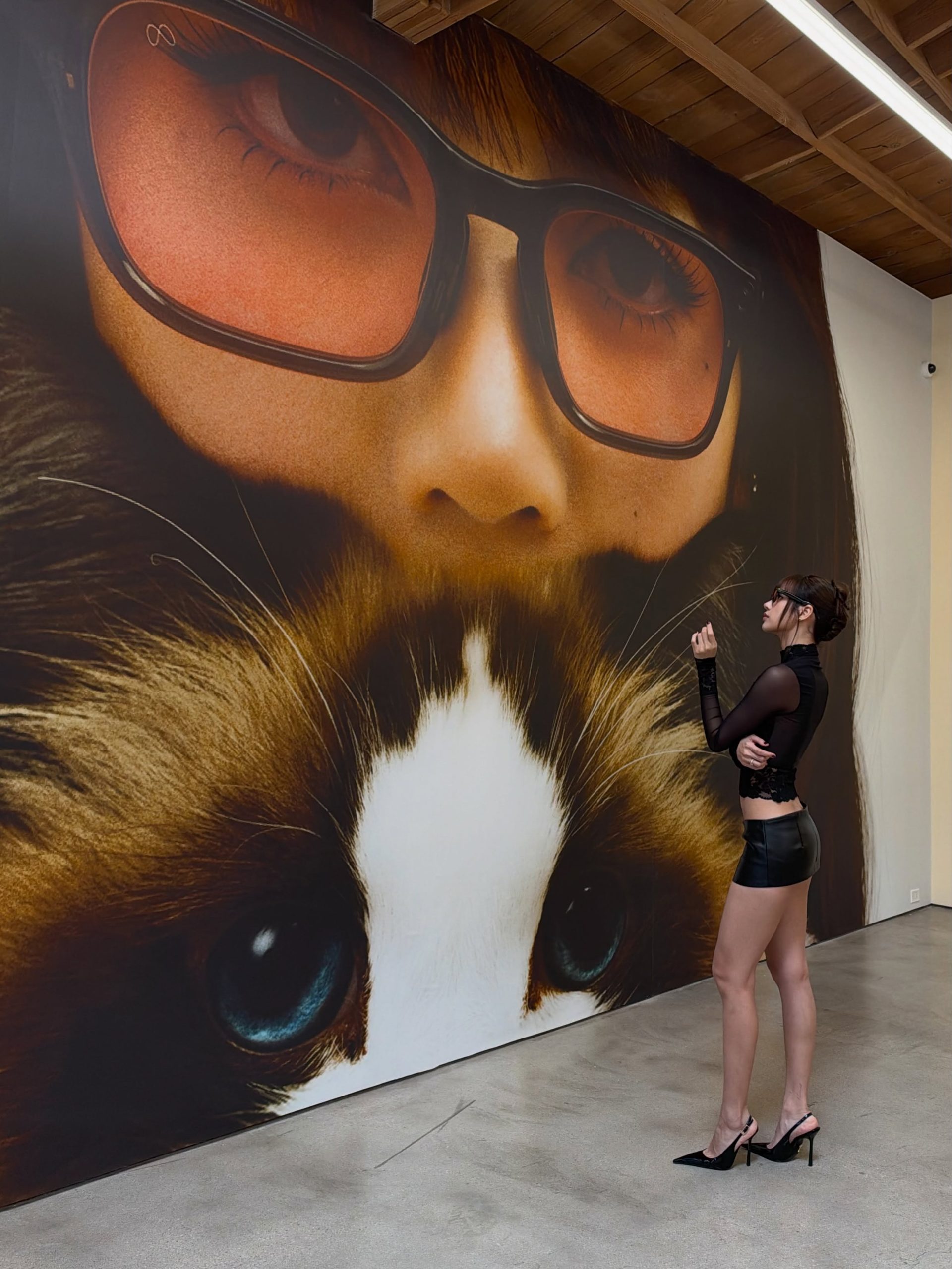 LISA 黑色透视蕾丝衫配皮短裤看 Meta Glasses 展