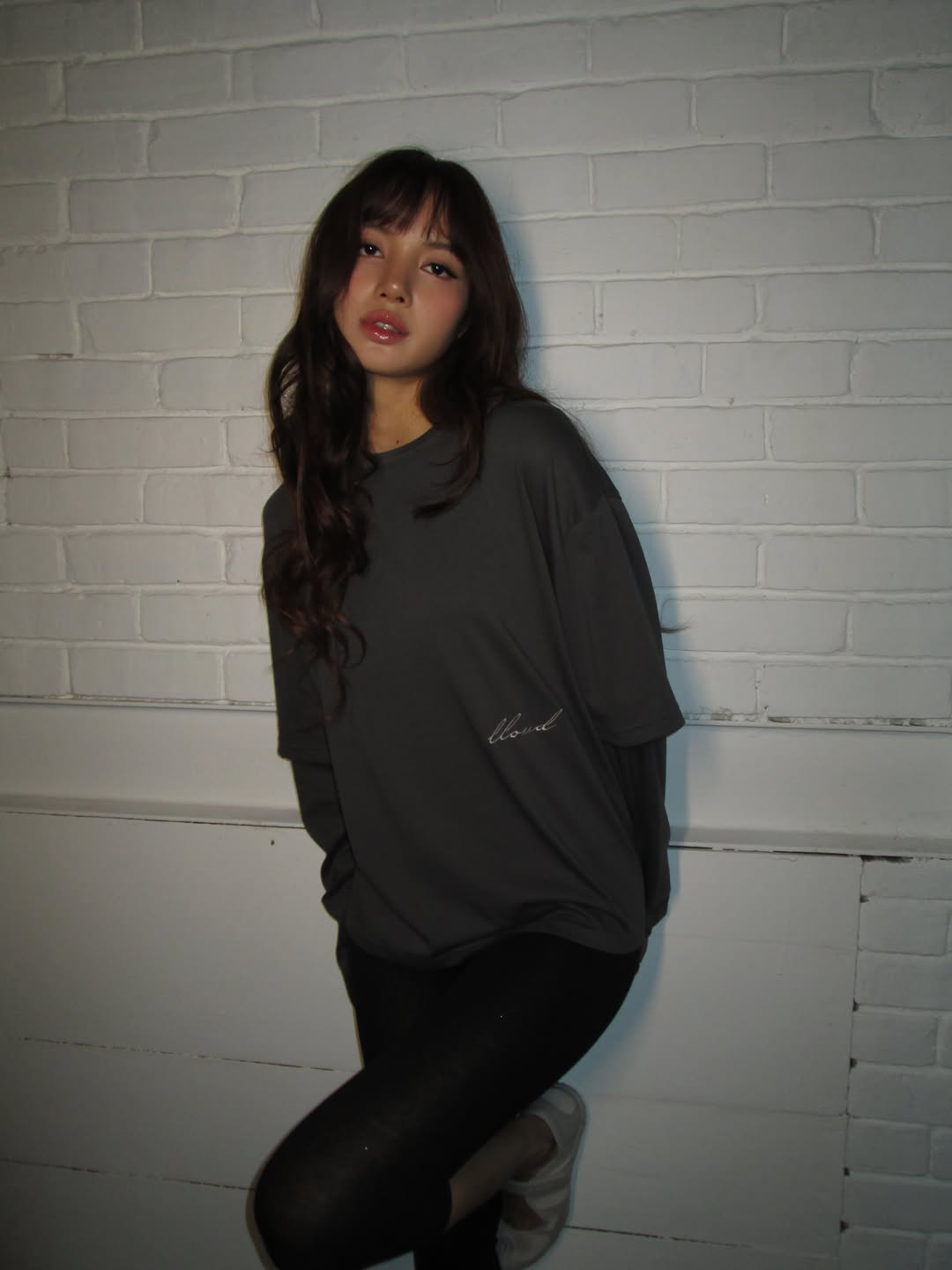 Lisa 深灰宽松T恤配黑色紧身裤 极简街头风